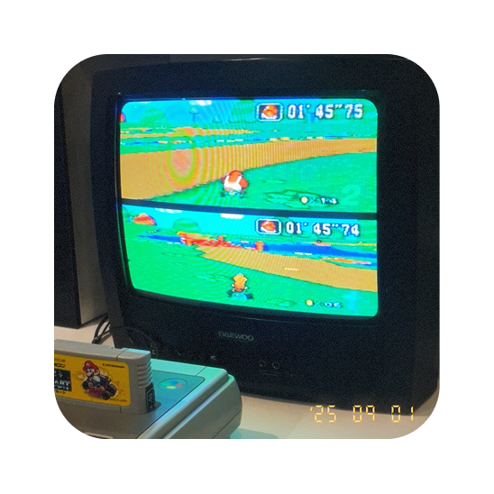 Névo widget showing a photo of a vintage CRT television playing a Mario game