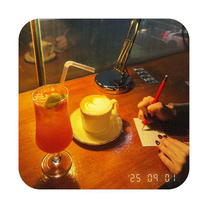 Névo widget showing a photo of a cafe table with a red drink and a hand writing on a card